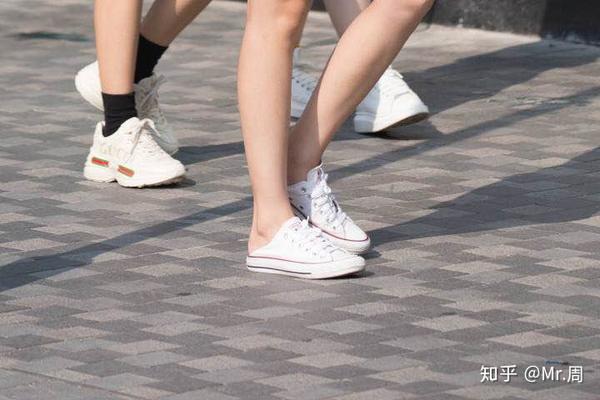 椰子买上海的好还是莆田的路上随处可见有些女生踩着鞋跟这样的穿法