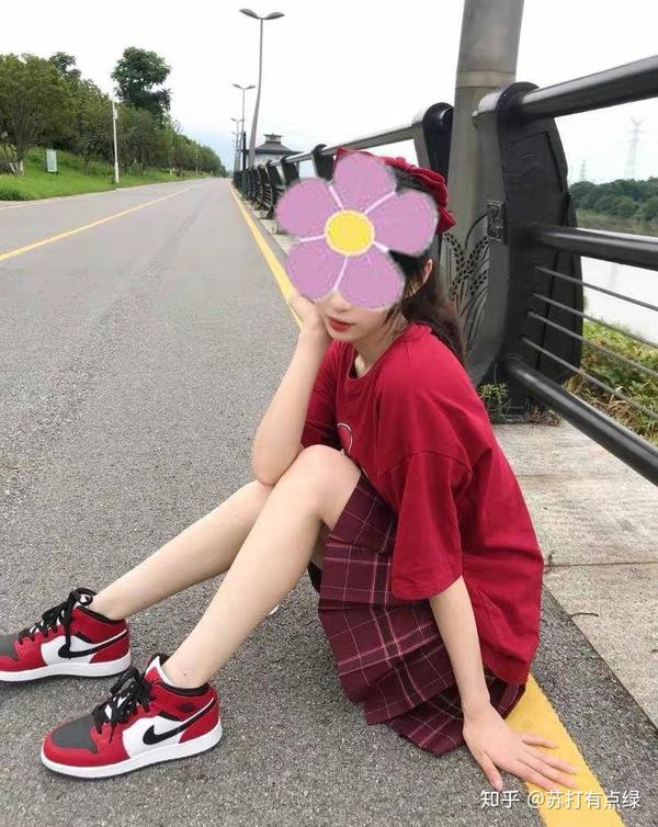 每个集美都应该拥有一双经典款的aj1,要知道黑白红可是芝加哥的经典三