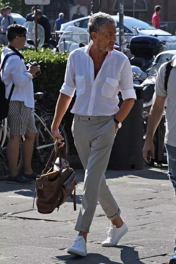 西裤 运动鞋 衬衫的造型优雅文艺.